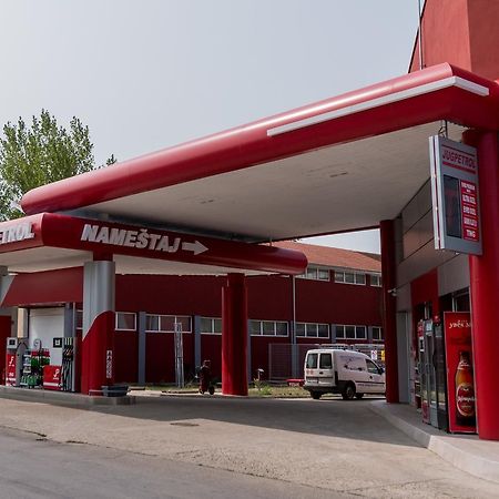 Prenociste Hrast Vandrarhem Paraćin Exteriör bild