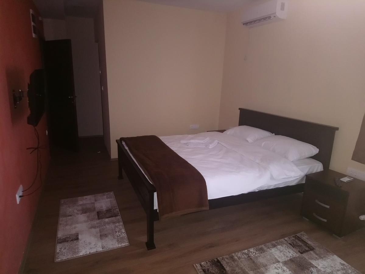 Prenociste Hrast Vandrarhem Paraćin Exteriör bild