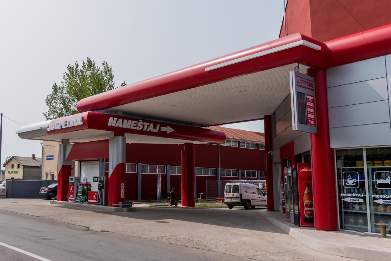 Prenociste Hrast Vandrarhem Paraćin Exteriör bild